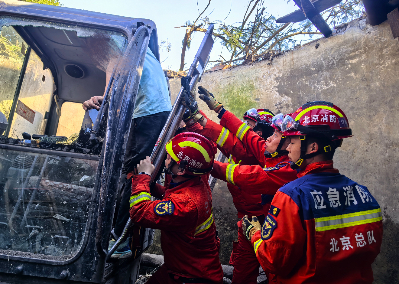 挖掘机坠井司机被困，怀柔消防紧急救援