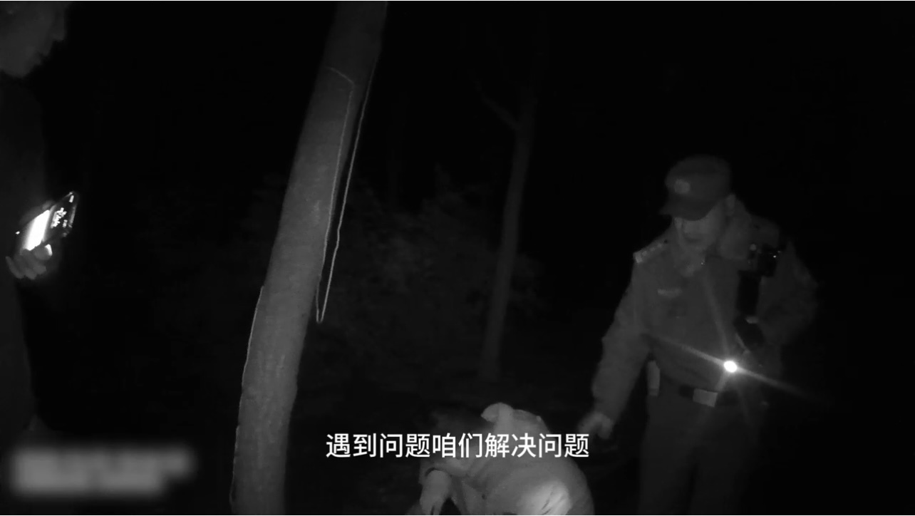 命悬一线,民警雨夜紧急救下轻生男子 命悬一线,民警雨夜紧急救下轻生男子