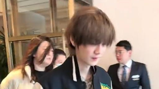 鹿晗现身上海浦东机场 启程参与《五哈6》录制