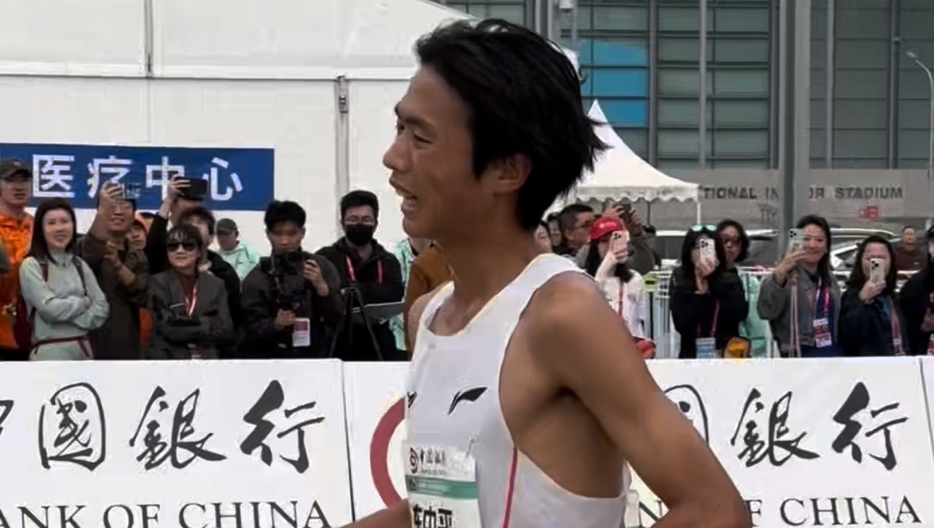 2025北京半程马拉松清华学子陈中平再战北半马获得国内第一名