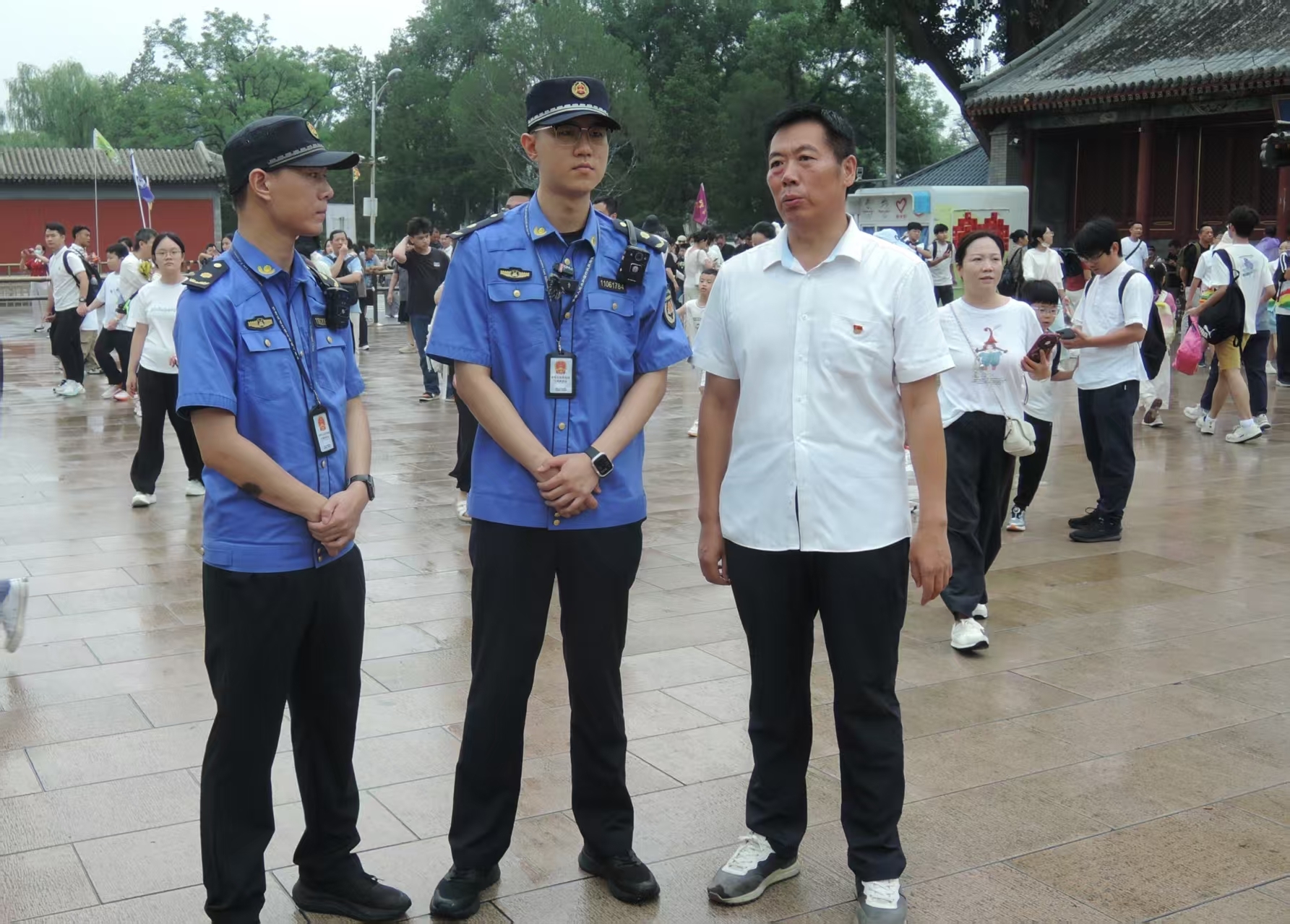 暑期游园客流攀升海淀城管持续守护颐和园景区秩序 暑期游园客流攀升海淀城管持续守护颐和园景区秩序