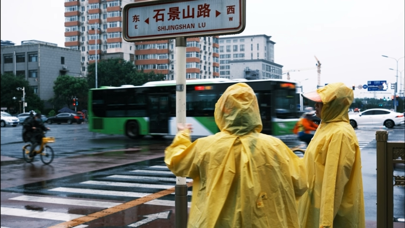 衣服湿了，心是热的！石景山引导员雨中“营业”超认真