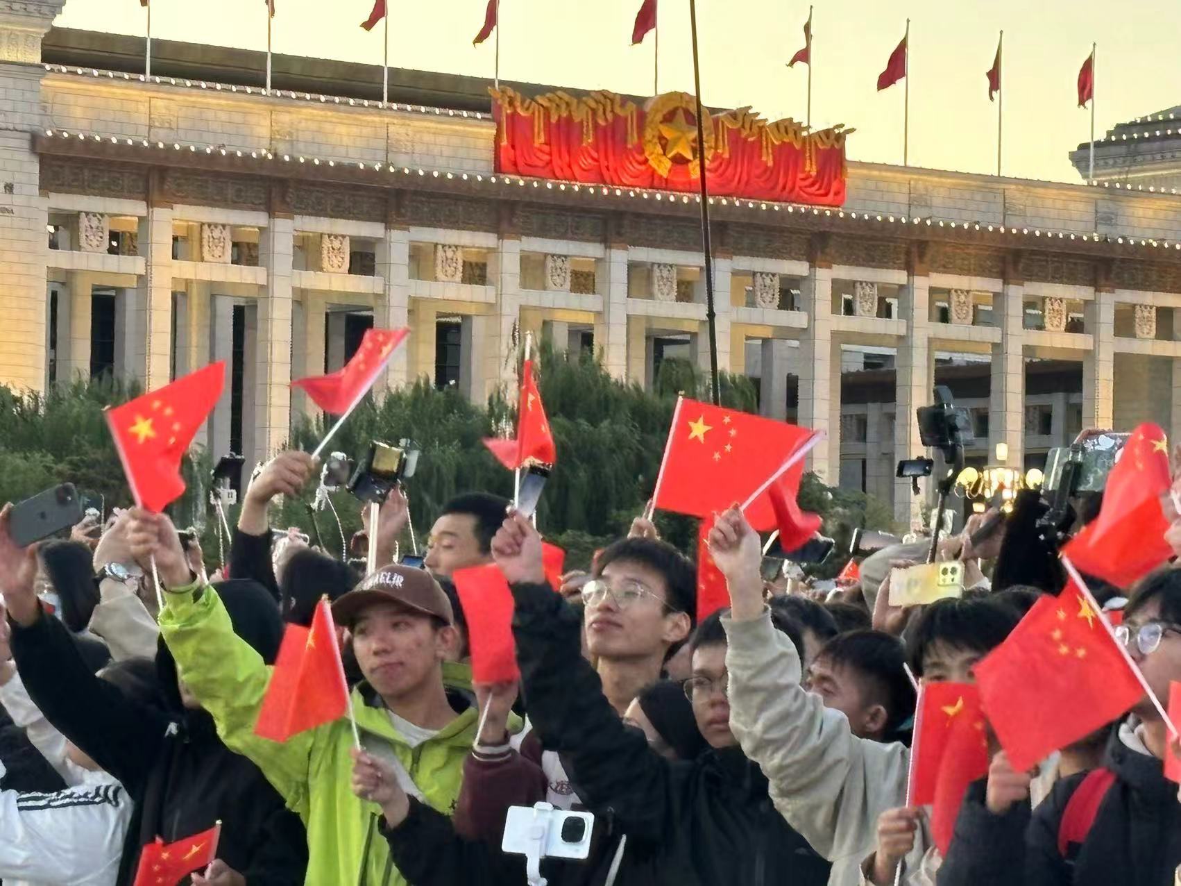 庆祝新中国成立75周年,天安门广场今晨举行升国旗仪式 庆祝新中国成立75周年,天安门广场今晨举行升国旗仪式