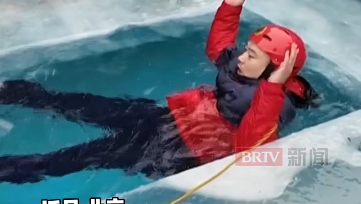 冰面落水别“迷信”羽绒服,当救生衣仅短时间有效! 冰面落水别“迷信”羽绒服,当救生衣仅短时间有效!