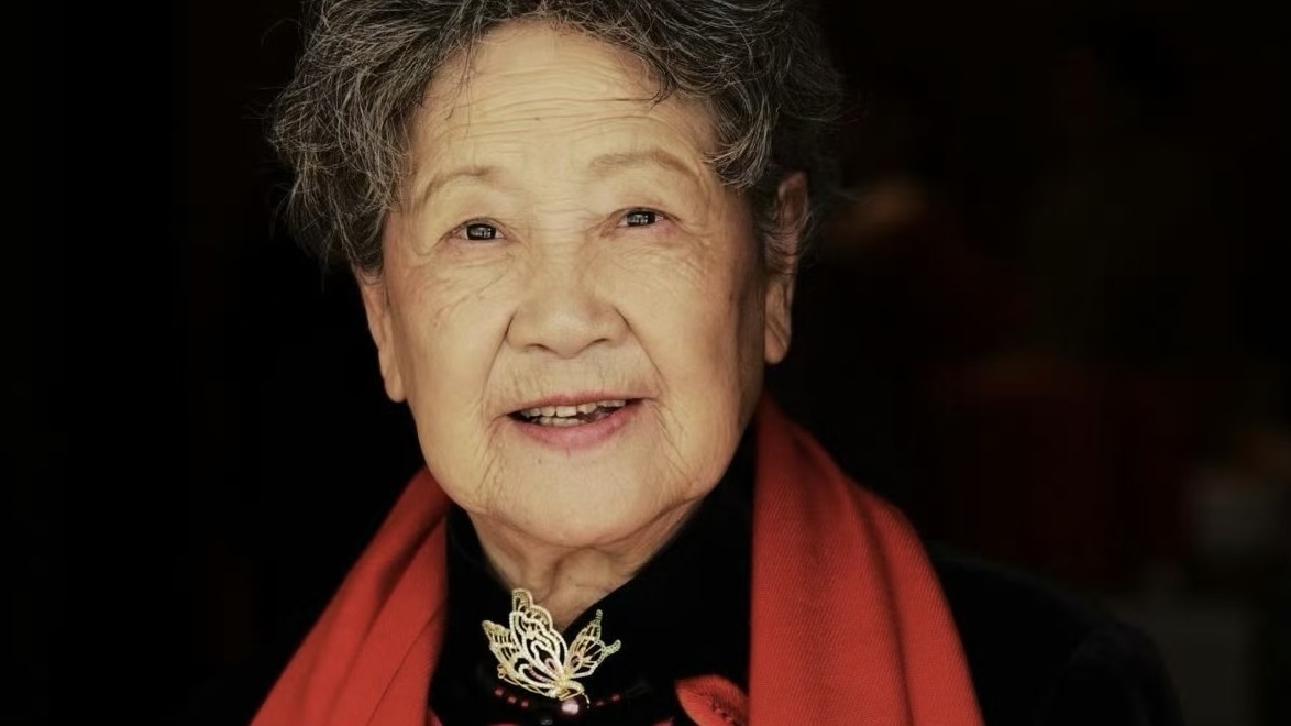 演员杨立新悼念陶玉玲