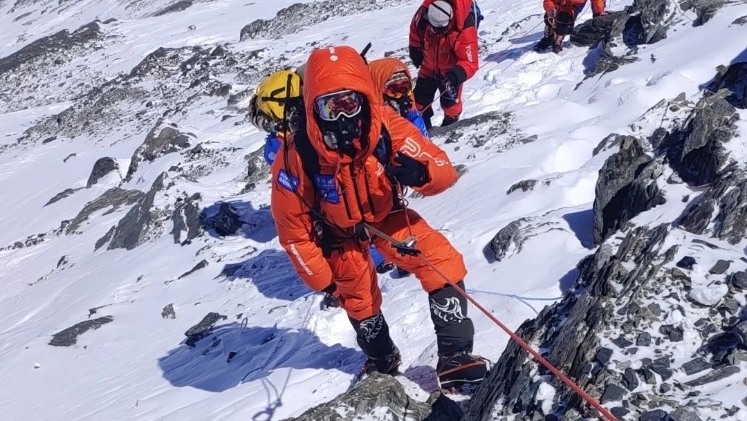 北京17岁少年登顶珠峰北峰:“终点不是顶峰,是家” 北京17岁少年登顶珠峰北峰:“终点不是顶峰,是家”