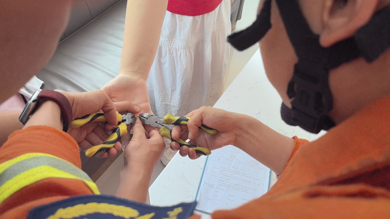 顺义区一女子戒指卡手,消防员巧手解困 顺义区一女子戒指卡手,消防员巧手解困