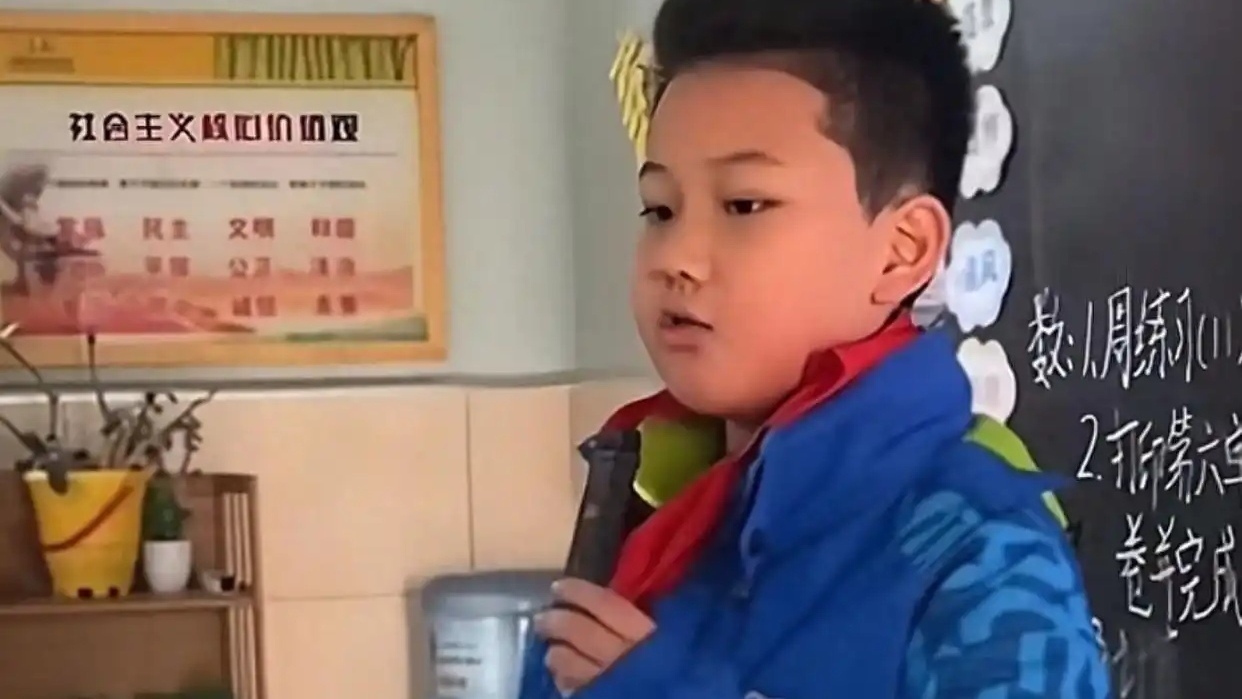 9岁男孩教科书级应对校服涂鸦:化嘲笑之辱为共情之课 9岁男孩教科书级应对校服涂鸦:化嘲笑之辱为共情之课