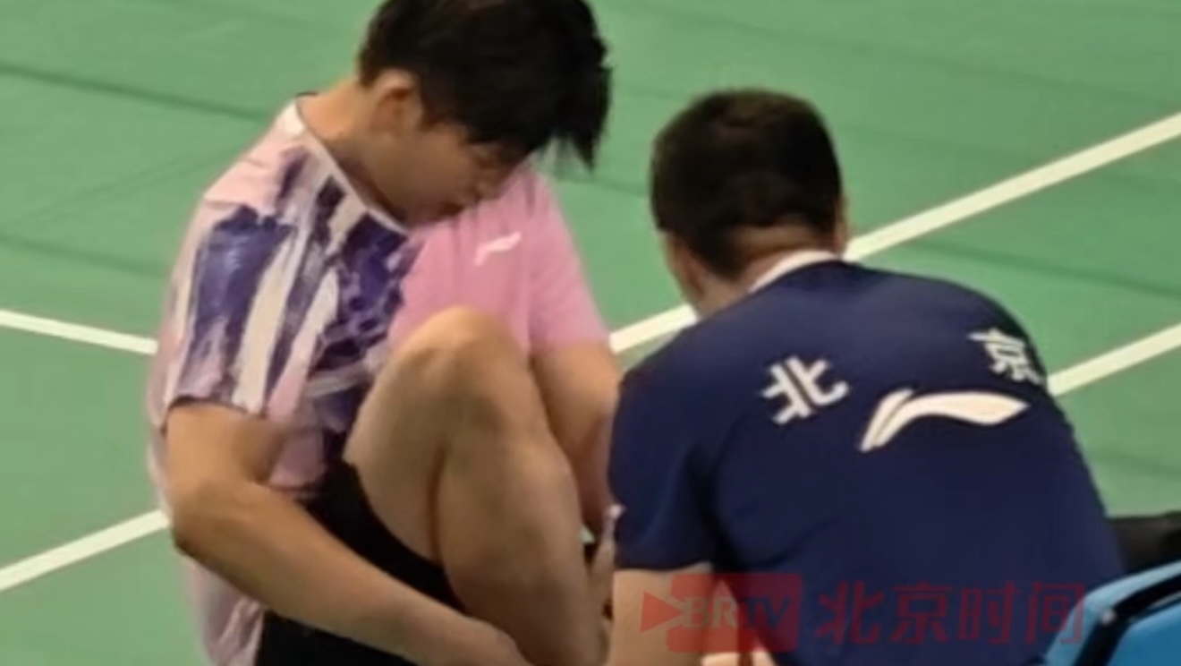 刘雨辰赛前调整护具以最佳状态迎战全运会 刘雨辰赛前调整护具以最佳状态迎战全运会