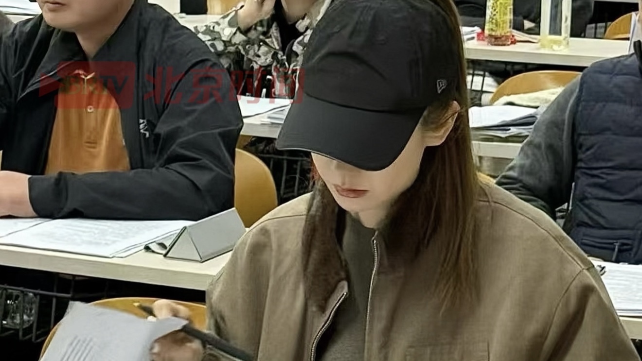 演员戚薇现身北大参加考试。她身着休闲套装，低调与同学交谈