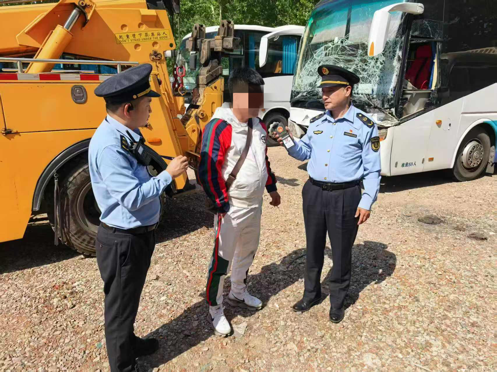 北京通州一幼儿园游学大巴追尾致非法营运案曝光