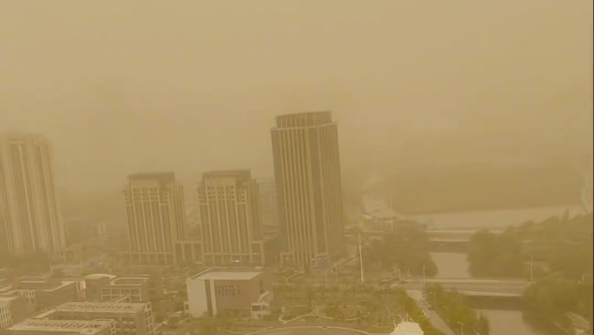 沙尘暴吹到武汉,户外被黄雾笼罩 沙尘暴吹到武汉,户外被黄雾笼罩