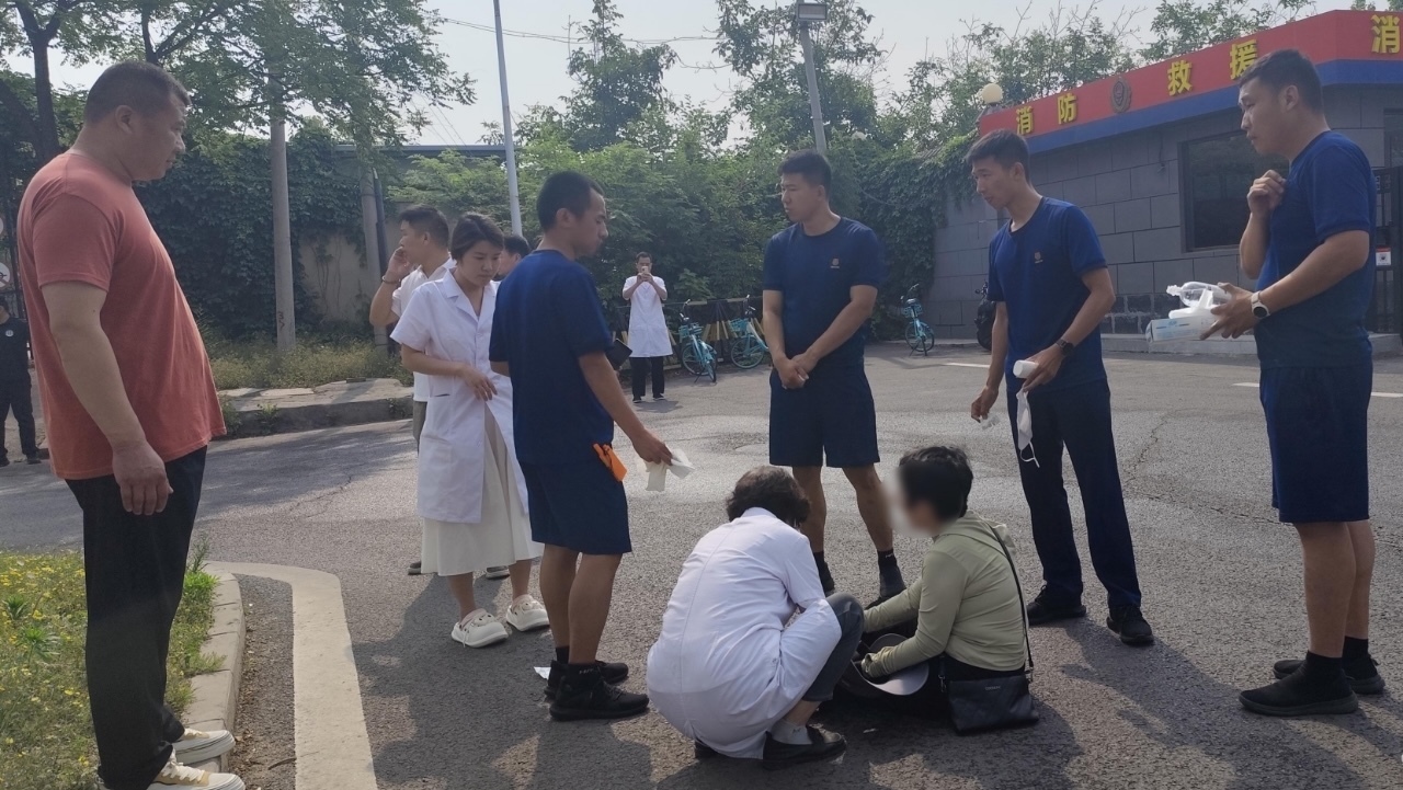 七旬老人骑车摔倒 顺义消防暖心相助！