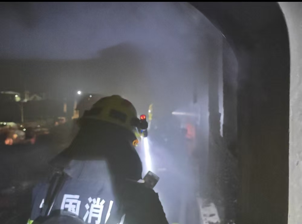 男子出门忘拔充电器引发火灾大兴消防给您提个醒 男子出门忘拔充电器引发火灾大兴消防给您提个醒