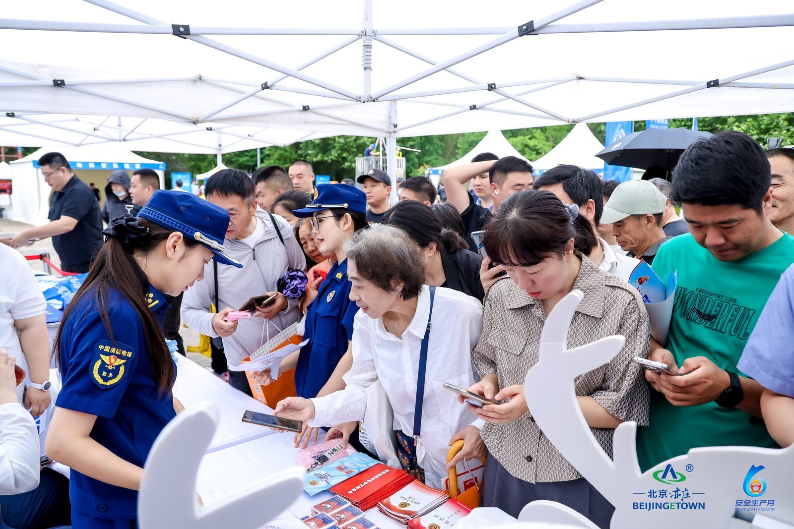 经开区消防开展“人人讲安全 个个会应急”安全宣传咨询日活动 经开区消防开展“人人讲安全 个个会应急”安全宣传咨询日活动