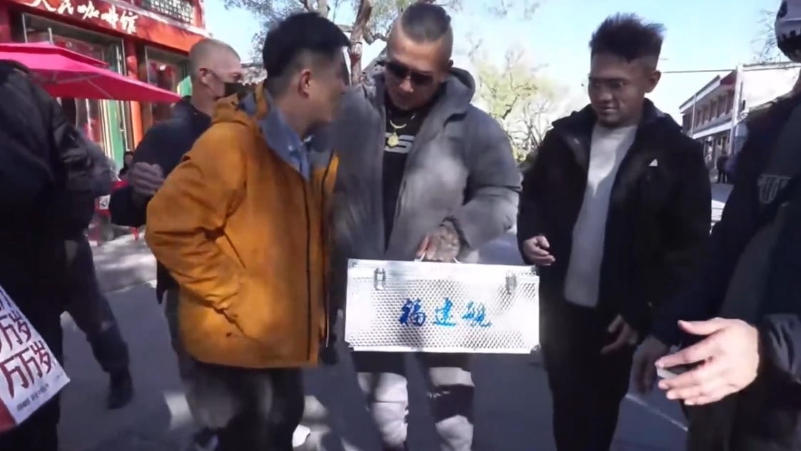 中国台湾网红“馆长”收到“当归”咖啡和福建舰模型礼物。 中国台湾网红“馆长”收到“当归”咖啡和福建舰模型礼物。