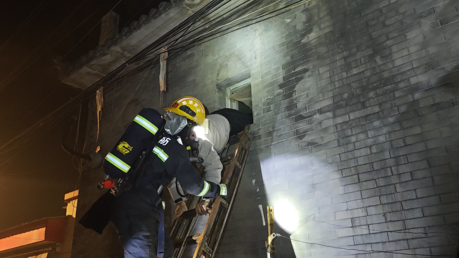 平房凌晨起火消防员浓烟中救出6人