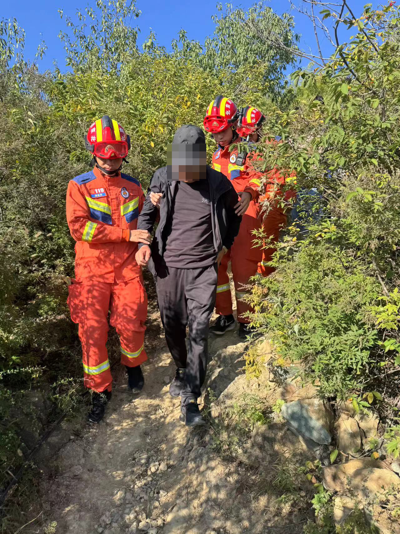 老人爬山晕倒,石景山消防护送下山 老人爬山晕倒,石景山消防护送下山
