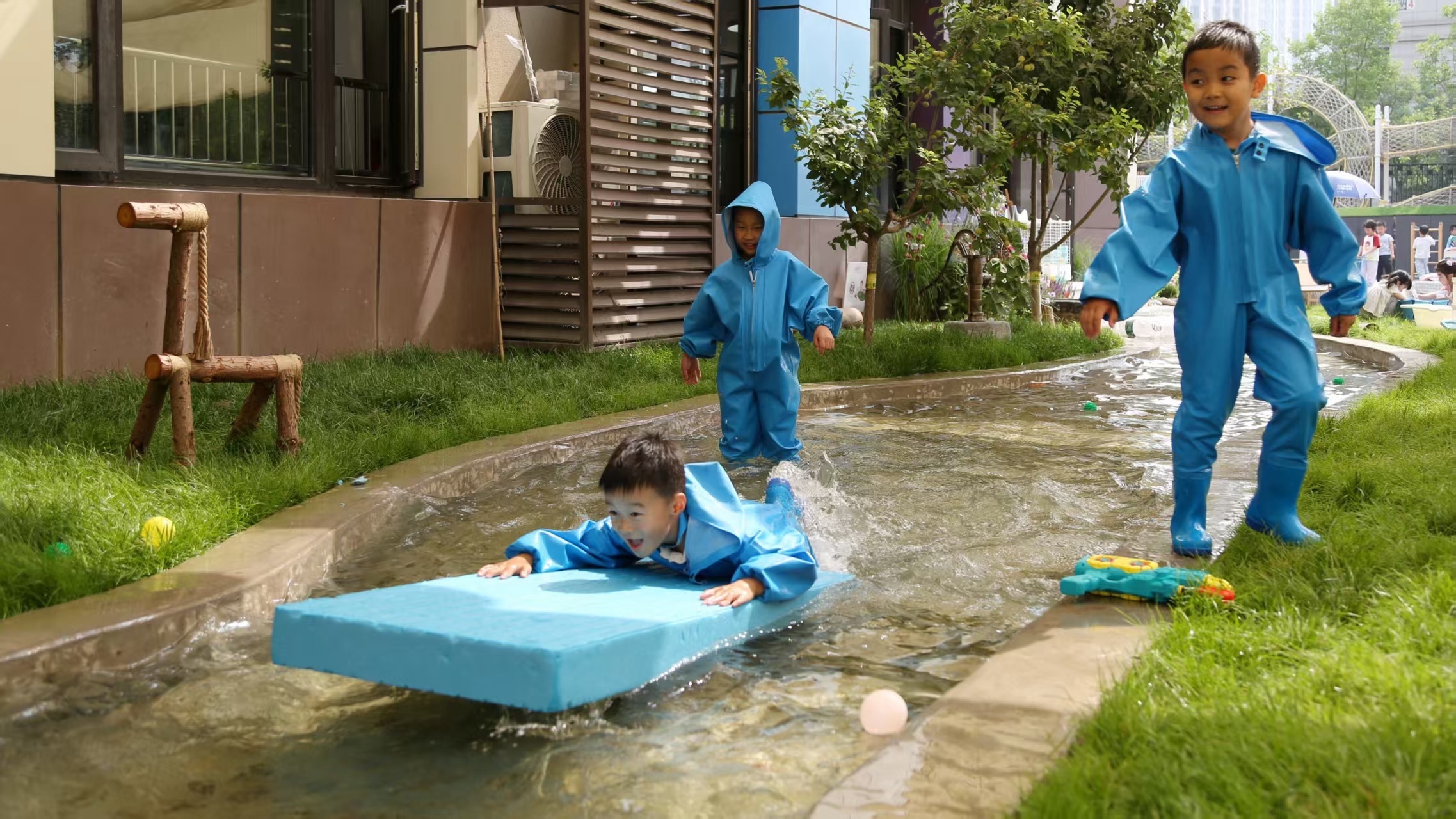 北京幼儿园玩出新花样！全市倡导以游戏为基础，孩子爬车顶上树玩嗨了