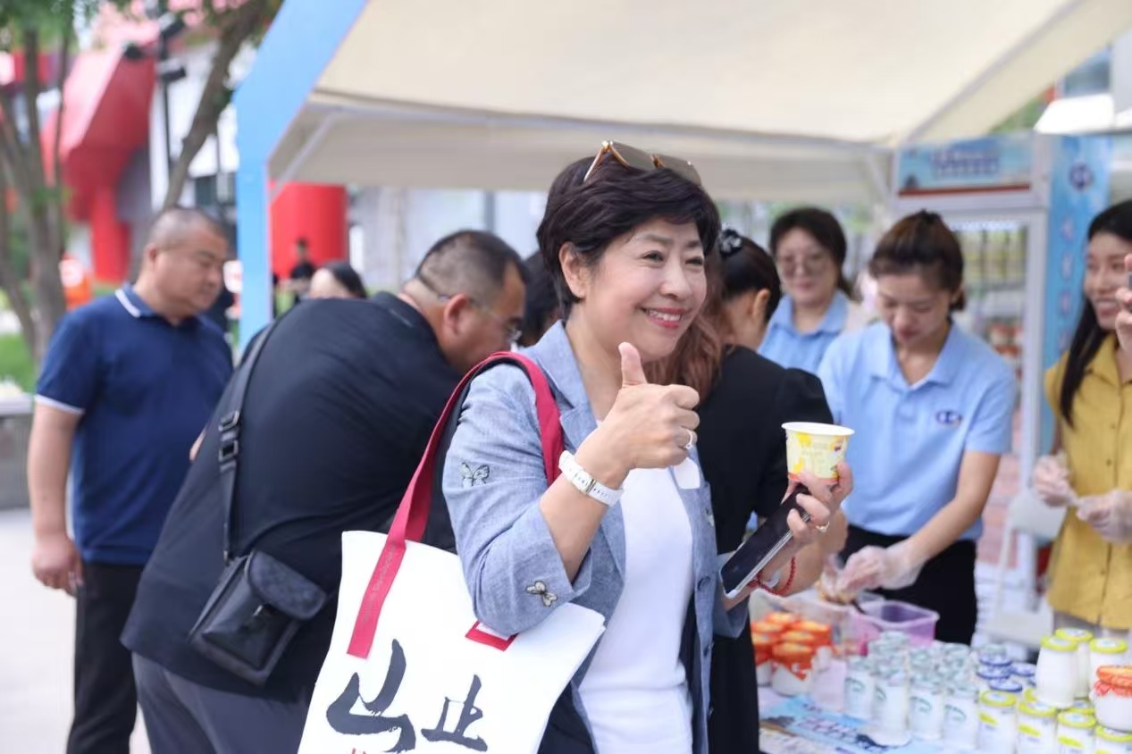 “烤鸭配酸奶”火出圈! “烤鸭配酸奶”火出圈!