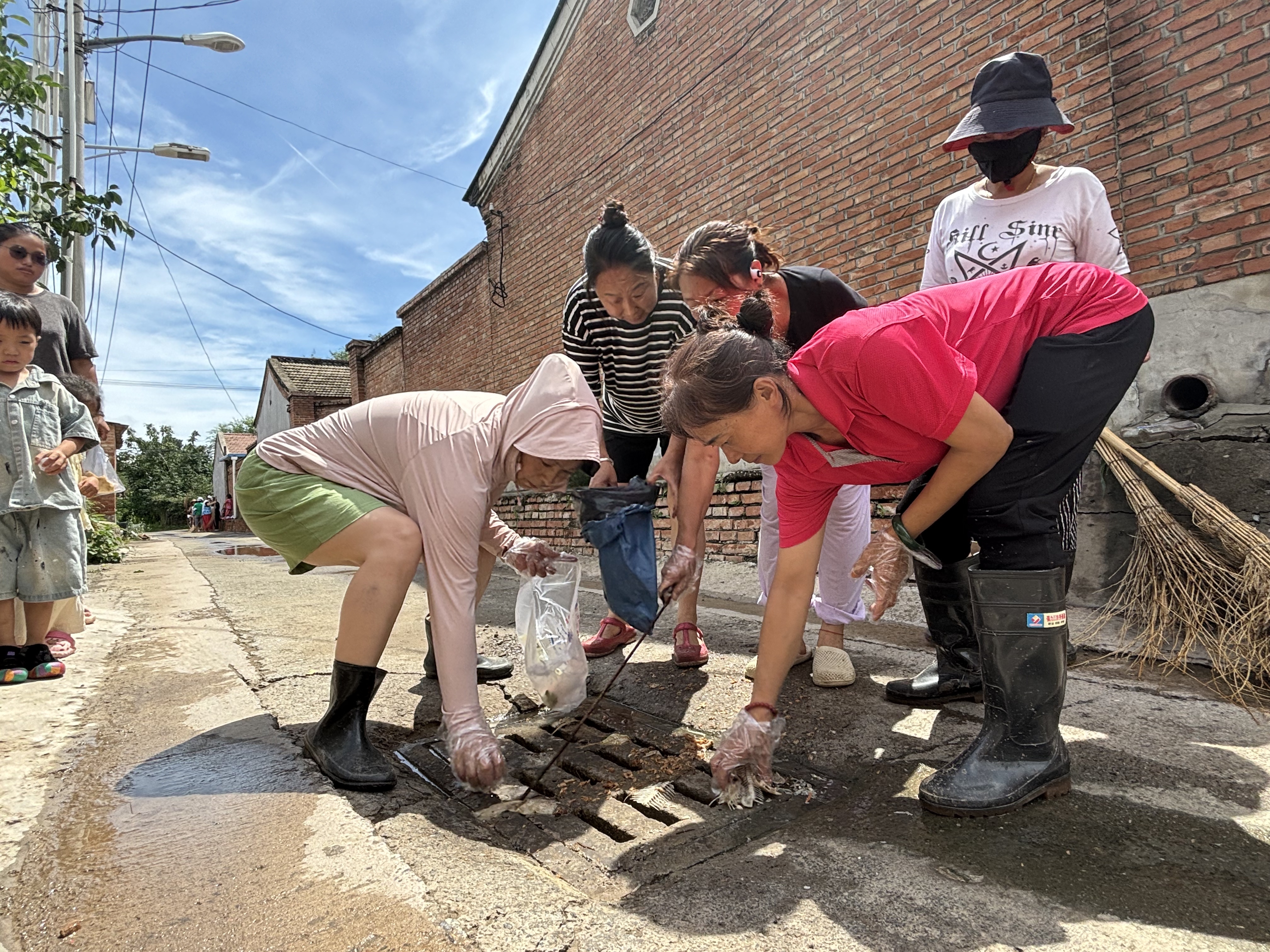 雨住人动,潞城镇发动志愿者雨后清淤 雨住人动,潞城镇发动志愿者雨后清淤