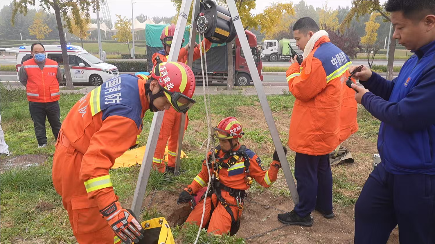 惊险!男子不慎坠入废弃井,开发区消防紧急救援 惊险!男子不慎坠入废弃井,开发区消防紧急救援