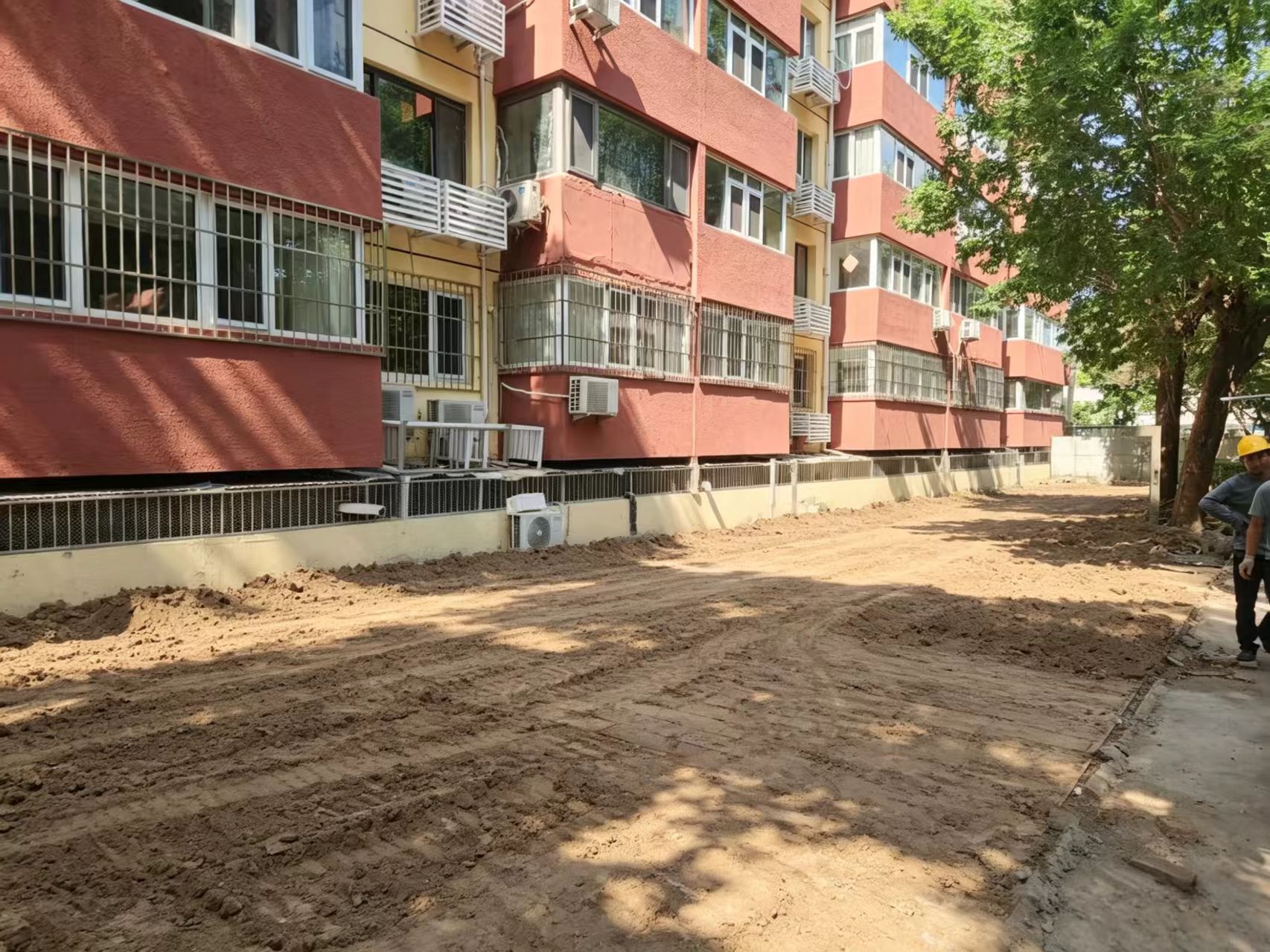 甘家口街道执法队拆除一处困扰居民生活的违法建设
