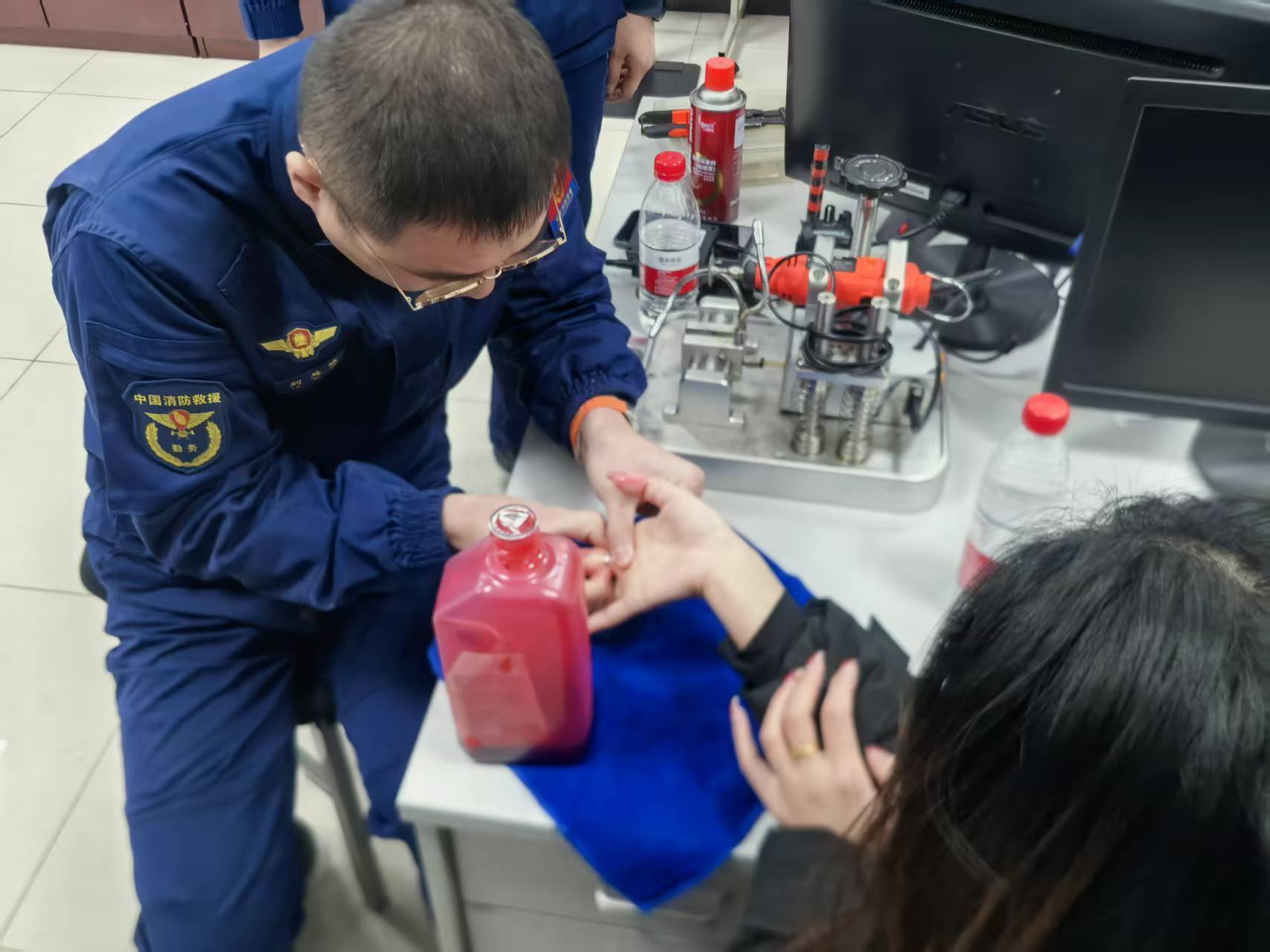 戒指“紧箍咒”上身!女子消防站求助脱身 戒指“紧箍咒”上身!女子消防站求助脱身