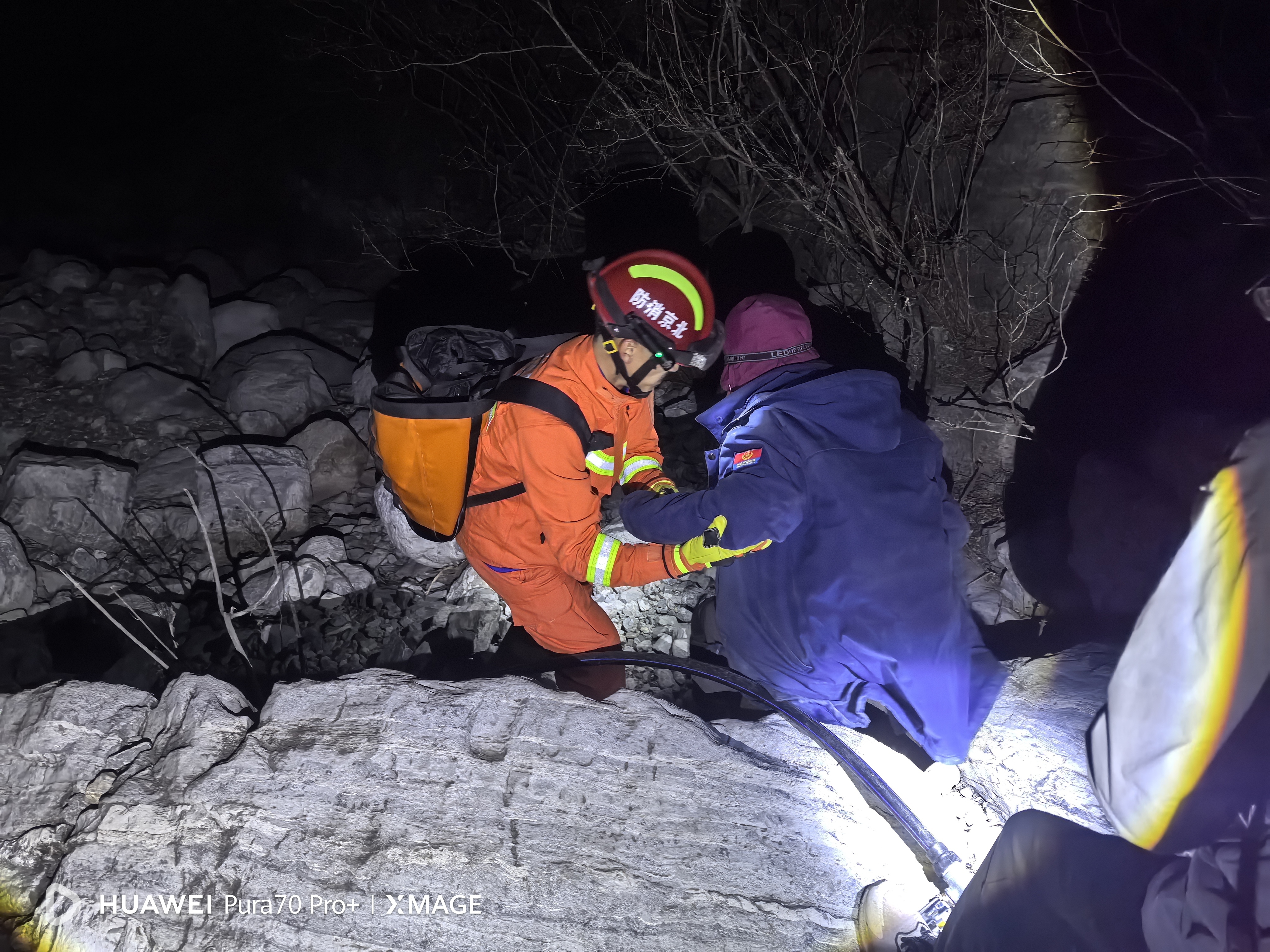 五人踏青被困百米深谷房山消防峭壁接力救援 五人踏青被困百米深谷房山消防峭壁接力救援