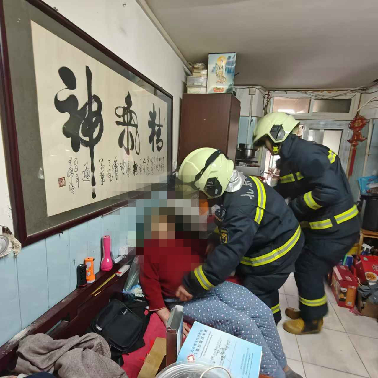 东城消防紧急救援成功 解救被困老人