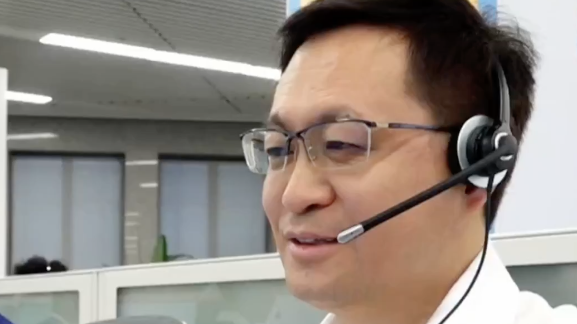 西城区委书记变身“一线接线员”， 现场接听群众来电，敲定解决方案，督办落地整改