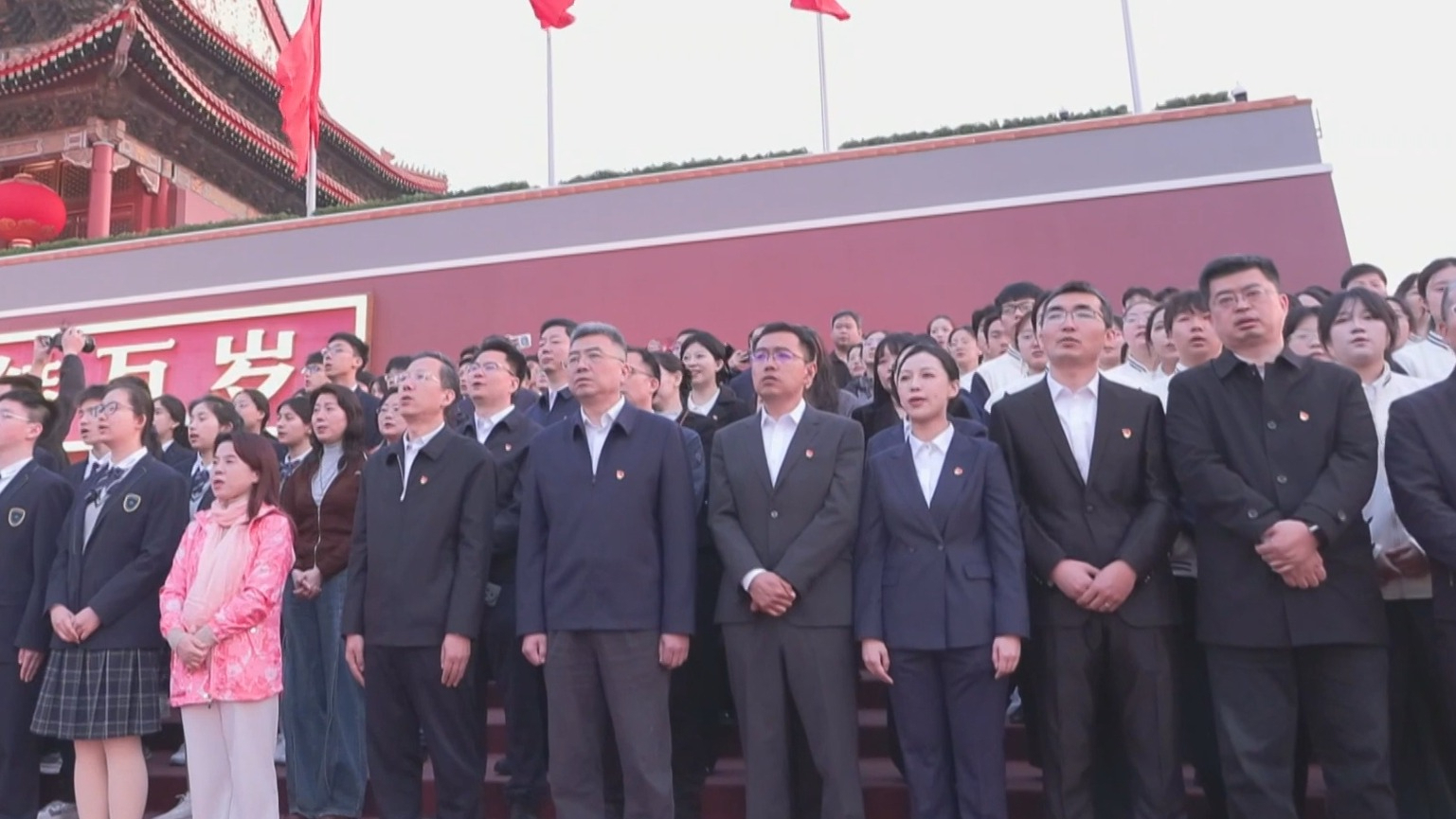 今晨五点一万人天安门广场看升旗 共庆 “五一”国际劳动节 今晨五点一万人天安门广场看升旗 共庆 “五一”国际劳动节