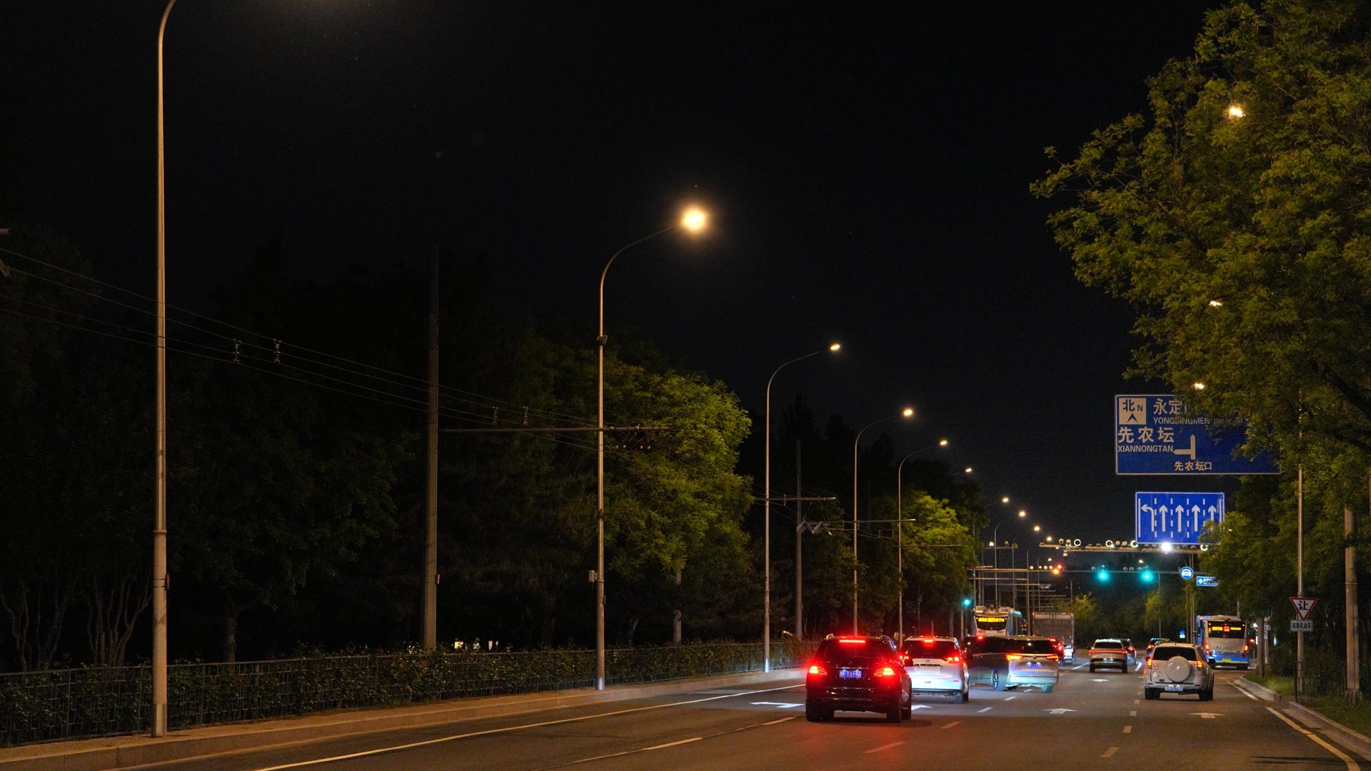 北京中心城区近20万套路灯年底完成更新，更亮更节能