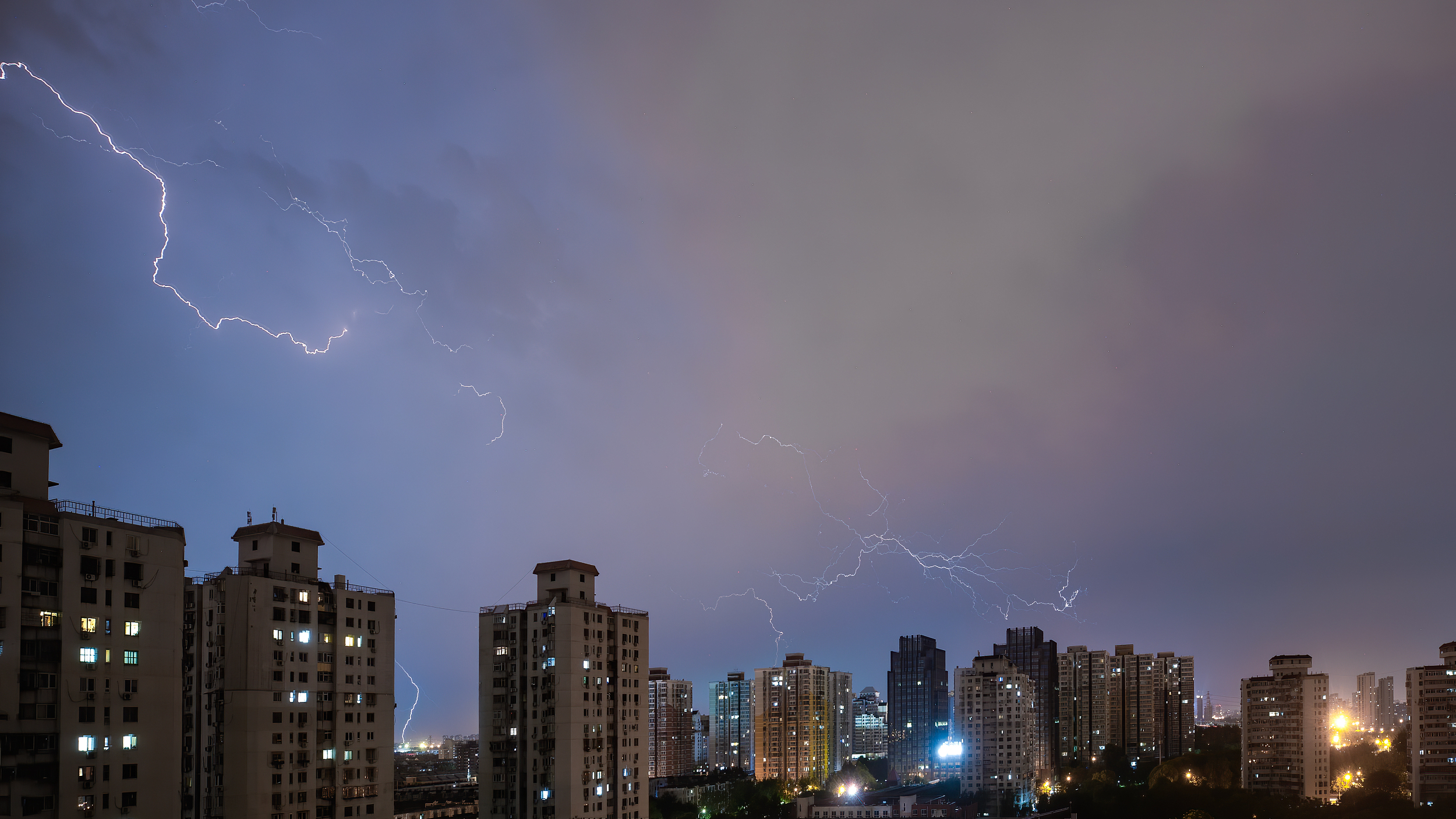 强降雨天气多发，如何正确防范雷击？来看攻略_北京时间