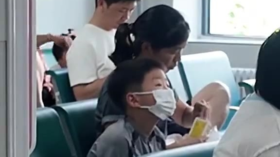 女孩游泳20多天全身长20多个疣，医生提醒：泳池是传播高危区，千万别用手挤