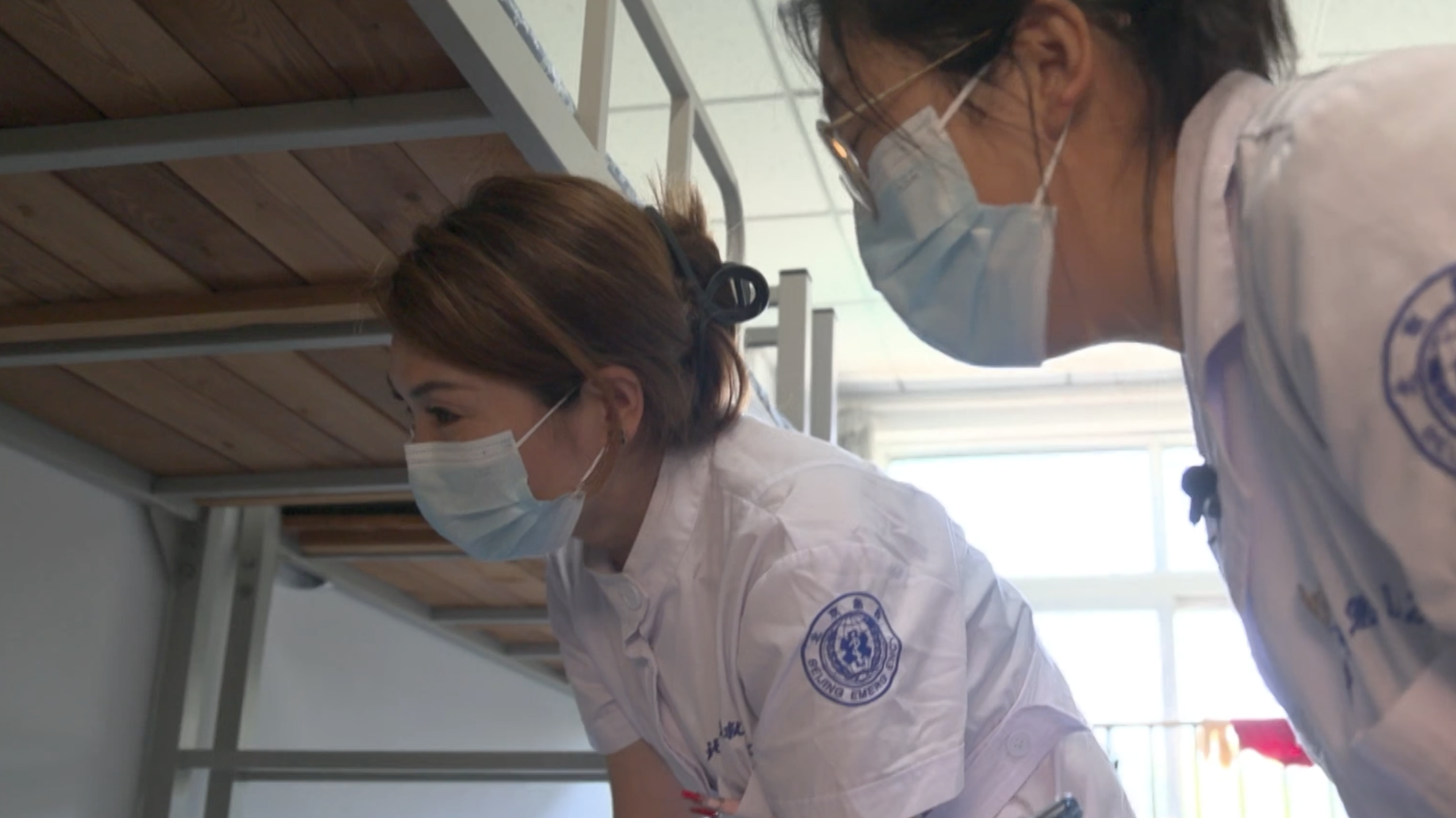 风雨中，她们是最温暖的依靠。