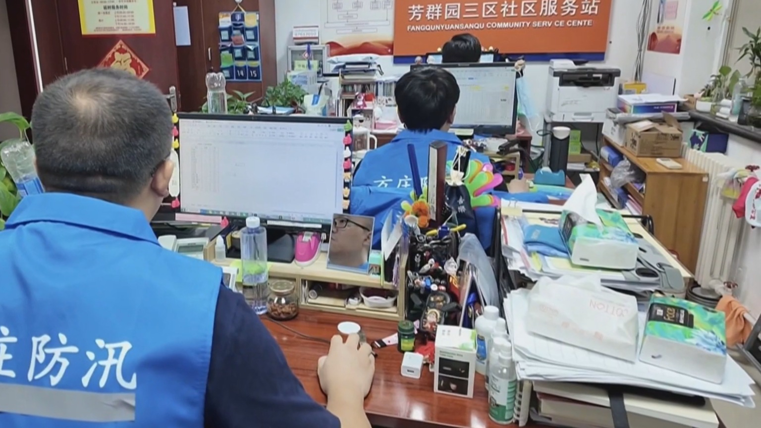 闻汛而动 筑牢防线|丰台:基层干部雨夜奋战一线 闻汛而动 筑牢防线|丰台:基层干部雨夜奋战一线