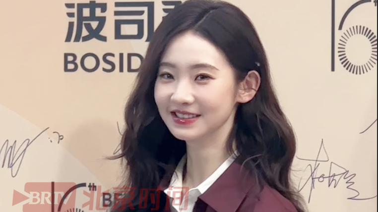 张艺凡亮相2026北京国际电影节光影风尚开幕大秀