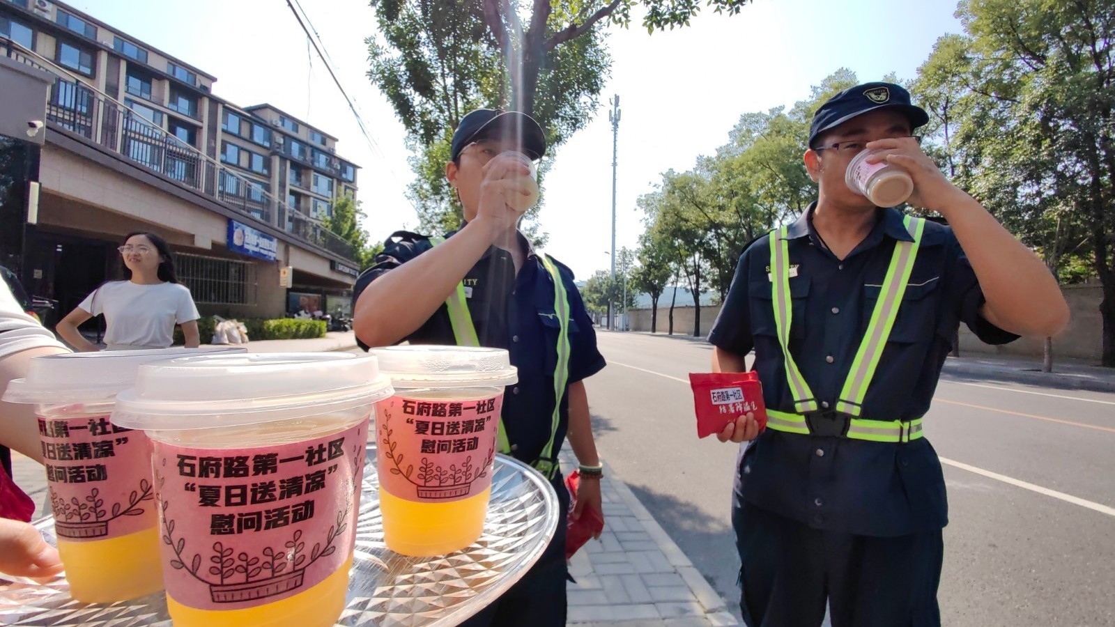 酷暑送清凉,情系户外劳动者 酷暑送清凉,情系户外劳动者