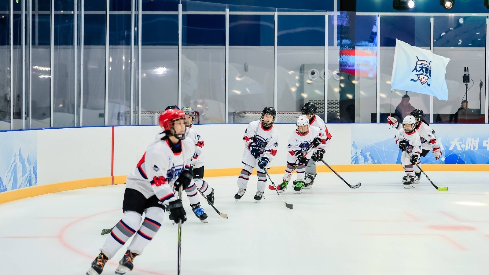 经开区首个校园冰场落成 经开区首个校园冰场落成