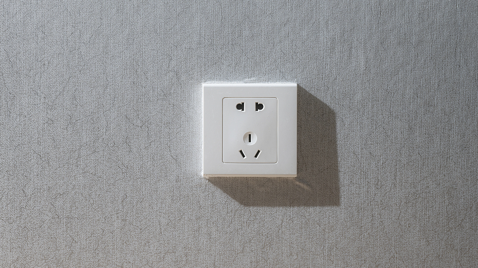 女孩玩拼豆不慎触电离世