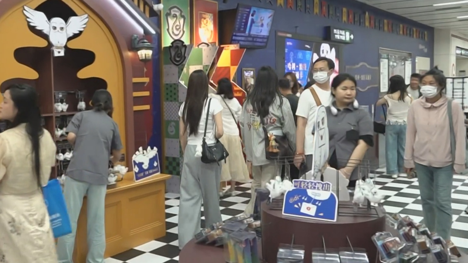 全国首家“哈利·波特交通卡”快闪店亮相地铁朝阳门站