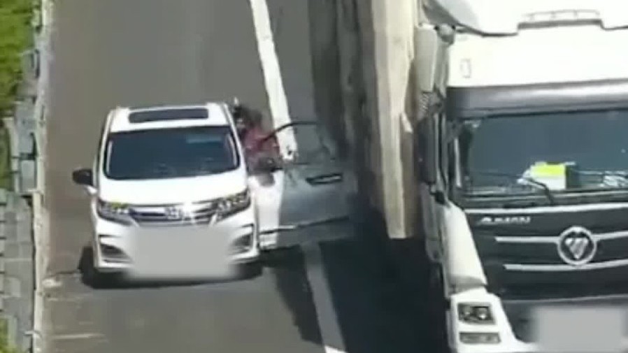 这魂儿不得吓飞？！高速上停车小便，差点儿被货车刮走！