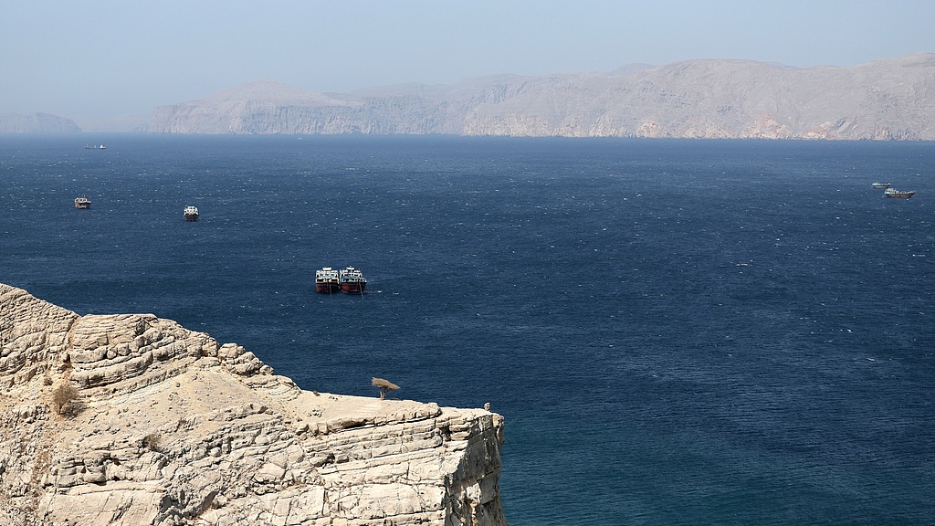 美媒称8日仅有4艘船只获准通过霍尔木兹海峡 美媒称8日仅有4艘船只获准通过霍尔木兹海峡