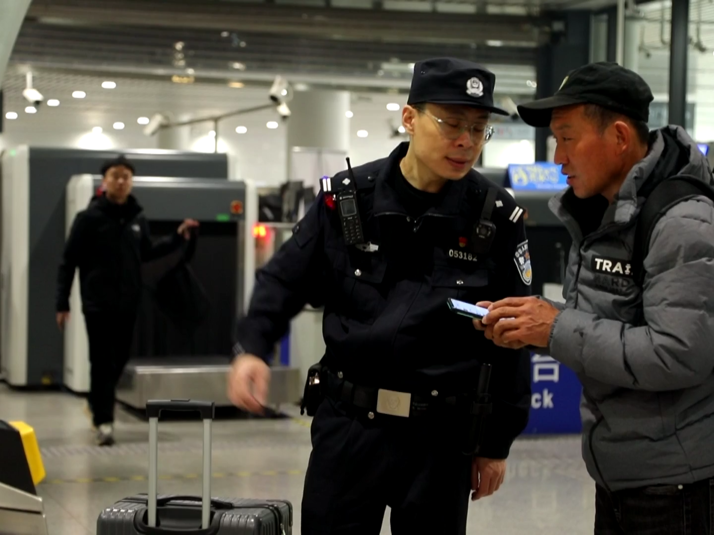 以书为光 以警为责 地铁民警马拓的守望与书写 以书为光 以警为责 地铁民警马拓的守望与书写