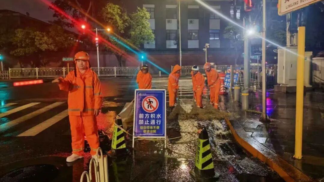 西城环卫闻汛必“行” 见“速”见“净”——雨中作业不停歇