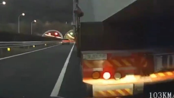 驾驶人：不知道怎么撞得 行车记录仪还原了现场