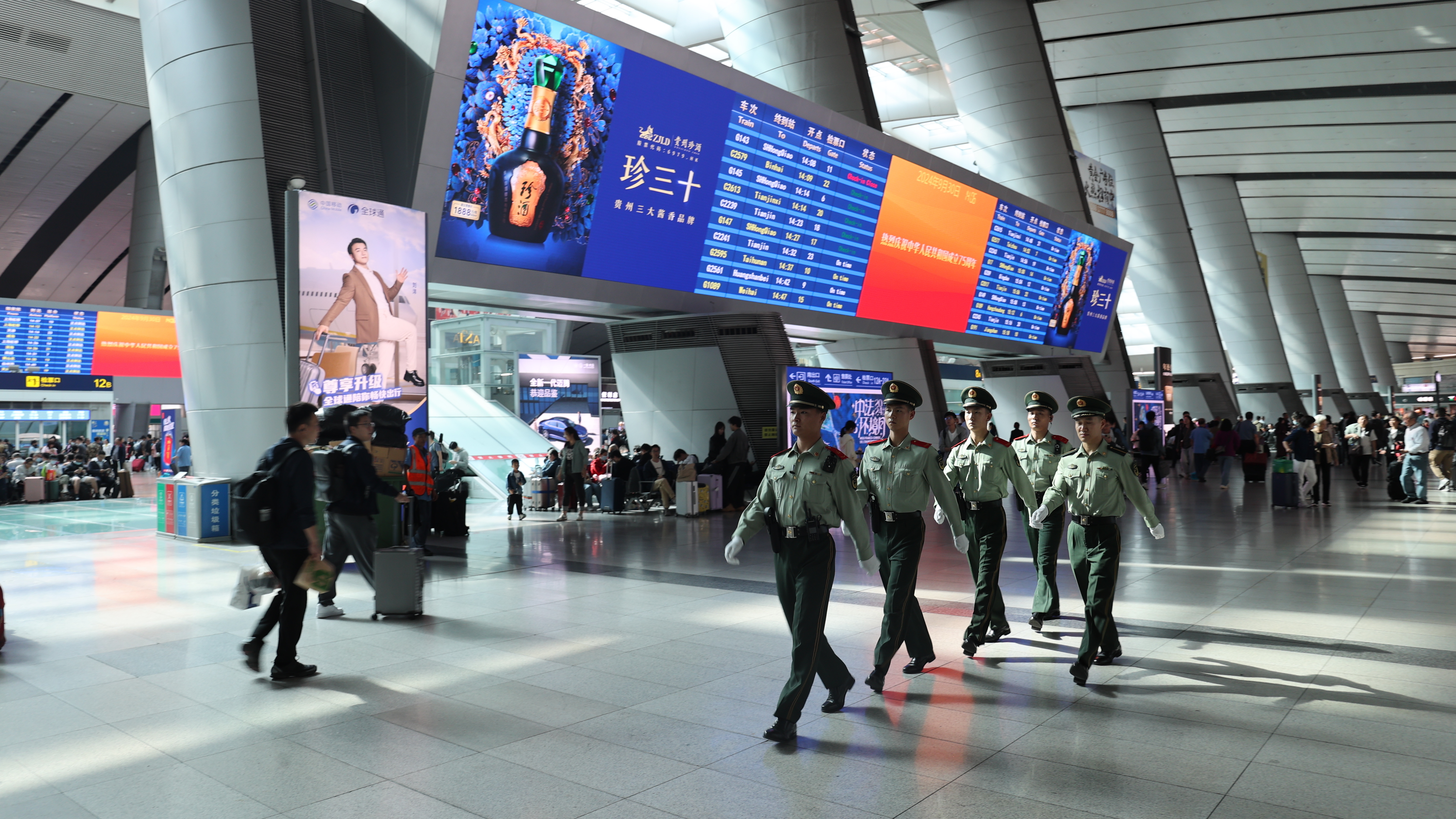 国庆假期，武警官兵全力护航游客出行安全