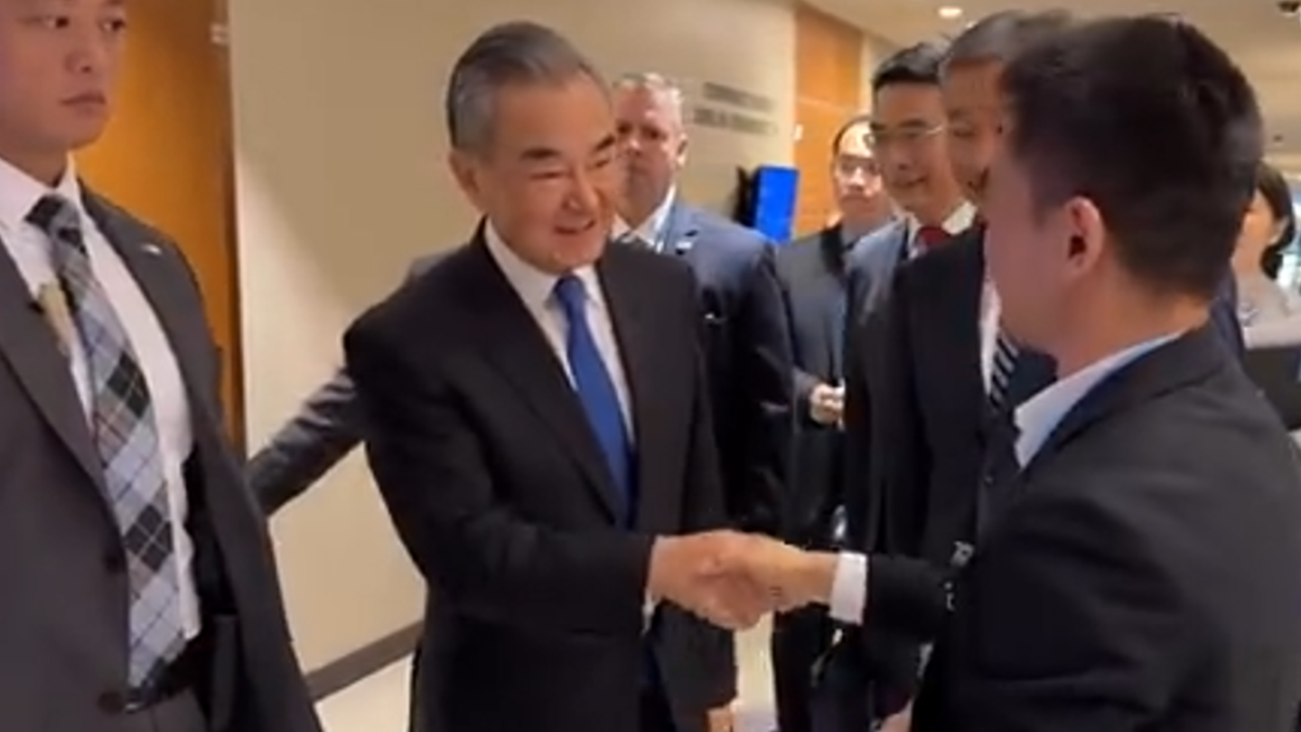 王毅亲切打招呼问候中国驻联合国记者 王毅亲切打招呼问候中国驻联合国记者