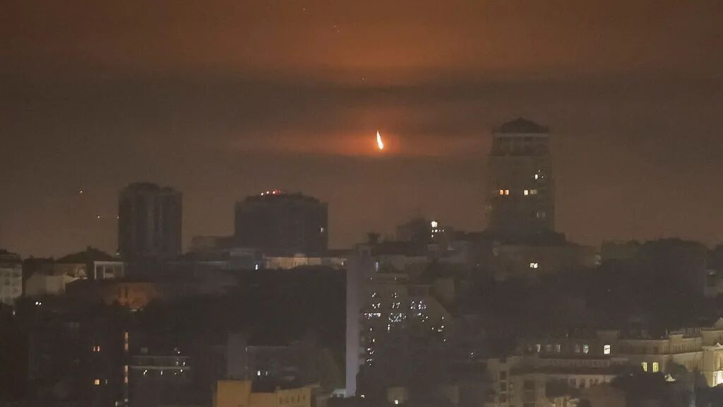 乌克兰多地遭空袭6人死亡 大部分州实施紧急停电 乌克兰多地遭空袭6人死亡 大部分州实施紧急停电